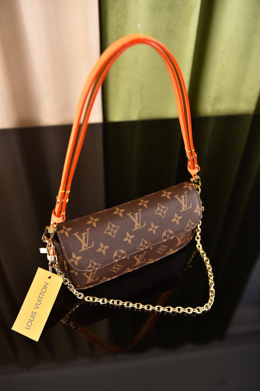 Louis V Wallet on Chain Ivy Monogram